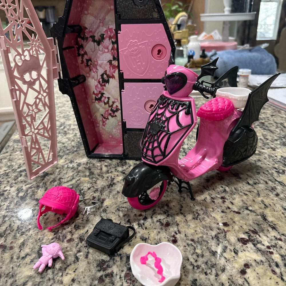Monster High Draculaura themed Doll and Accessory Lot